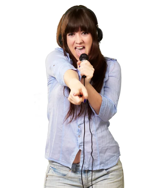 Chica con auriculares cantando en Mike —  Fotos de Stock
