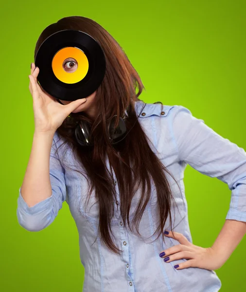 Ung flicka tittar på vinyl — Stockfoto