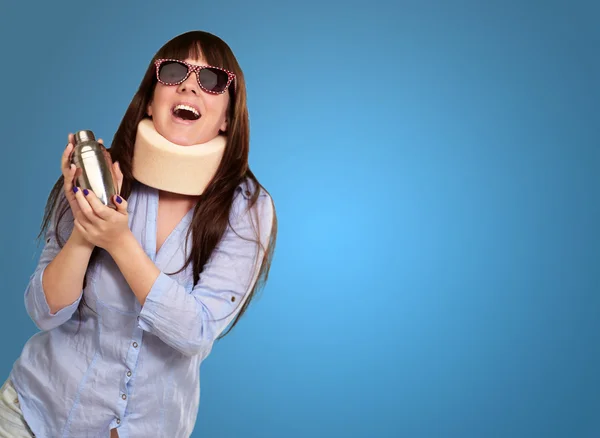 Frau mit Halskrause hält Shaker in der Hand — Stockfoto