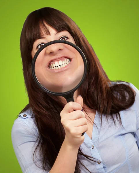 口の中に拡大鏡を保持している女性 — ストック写真