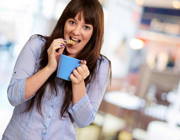 Schöne Frau mit Kaffee und Keksen — Stockfoto