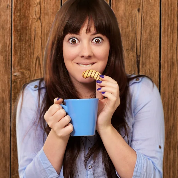 Γυναίκα με καφέ και μπισκότα — Φωτογραφία Αρχείου