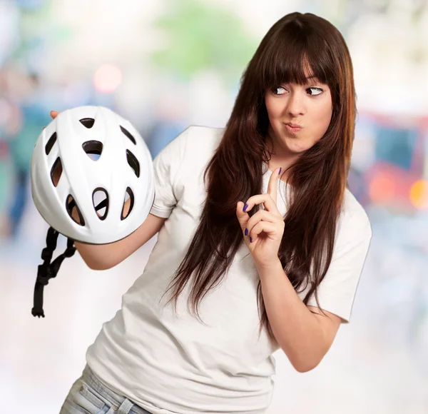 Retrato de uma jovem mulher segurando um capacete — Fotografia de Stock
