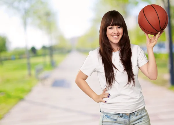 Retrato de uma jovem mulher com uma bola de futebol — Fotografia de Stock