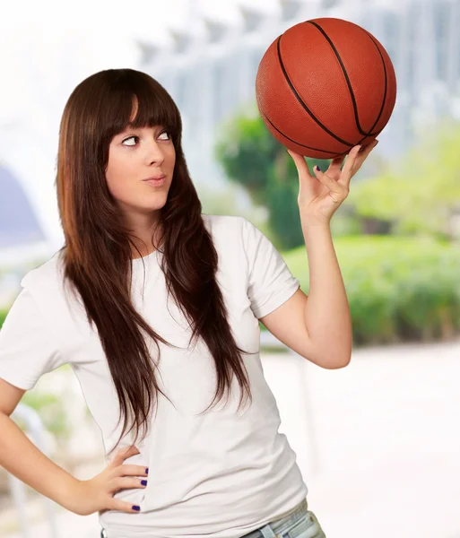 Porträt einer jungen Frau mit einem Fußballball — Stockfoto