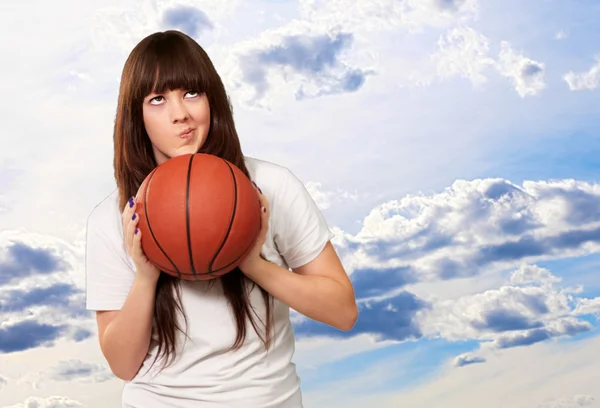 Futbol futbol topu ile genç bir kadın portresi — Stok fotoğraf