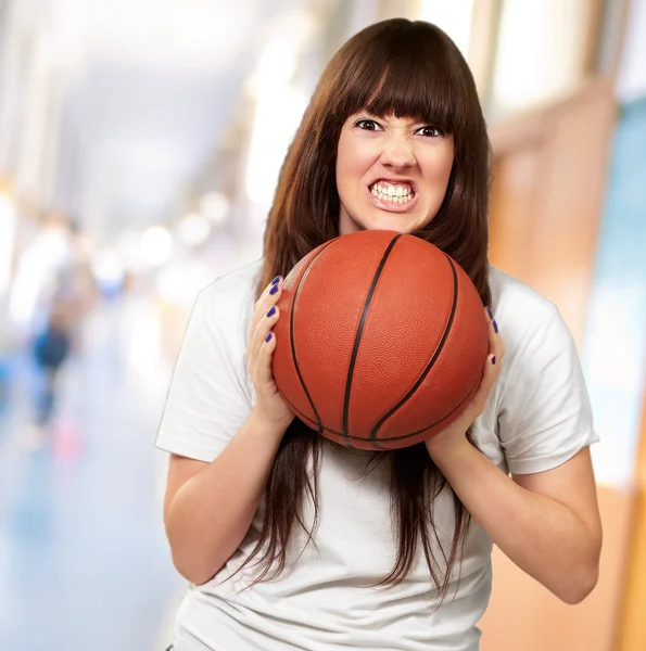 Ritratto di una giovane donna con un pallone da calcio — Foto Stock
