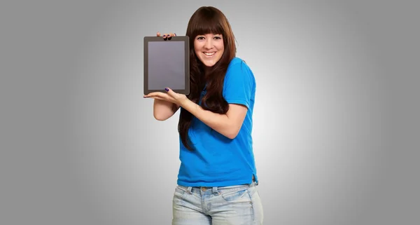 Kadın holding ipad — Stok fotoğraf