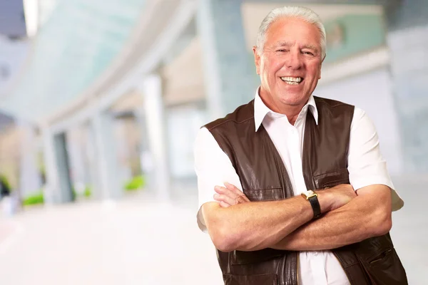 Senior Man Standing With Arms Crossed — Stock Photo, Image