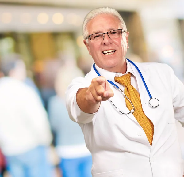 Portret starszego lekarza, wskazując — Zdjęcie stockowe