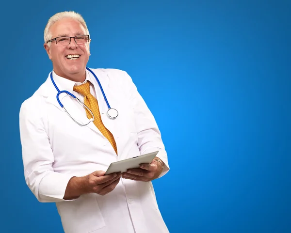 Portret van een mannelijke arts houden een tabblad — Stockfoto