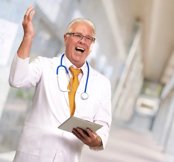 Arts houden een tablet en gelukkig — Stockfoto