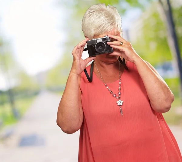 Mujer mayor haciendo clic en la foto —  Fotos de Stock