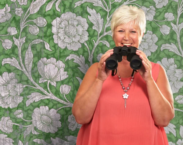 A Senior Woman Holding Binoculars — Stock Photo, Image
