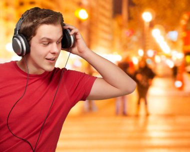 genç adam gece City müzik dinleme portresi