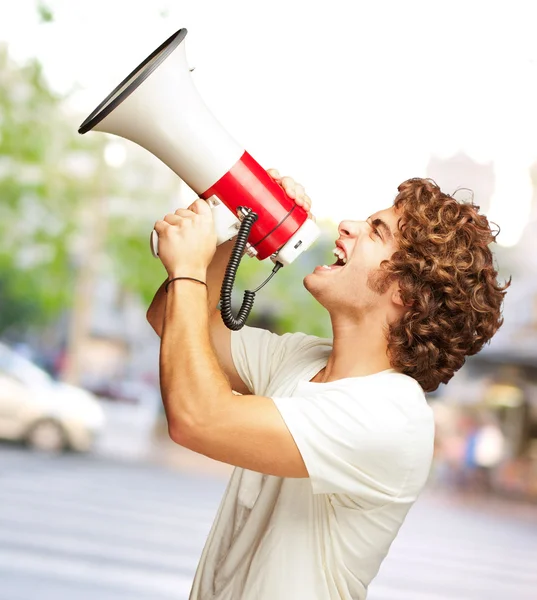 Retrato da jovem gritando com um megafone — Fotografia de Stock