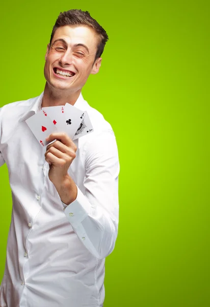 Póker kártya gazdaság fiatalember portréja — Stock Fotó