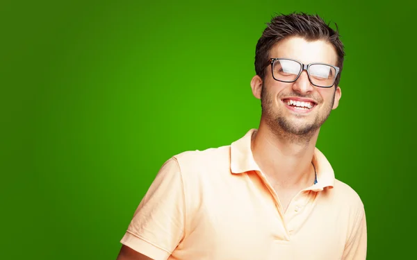 Gelukkig jonge man dragen van een bril — Stockfoto