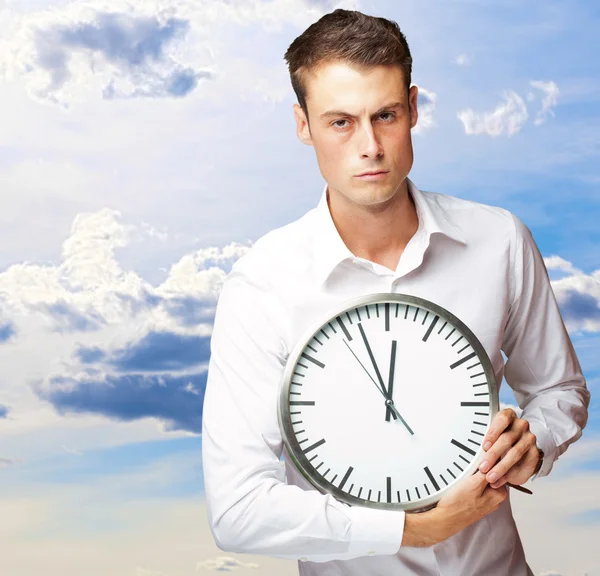 Rozhněvaný muž drží hodiny — Stock fotografie