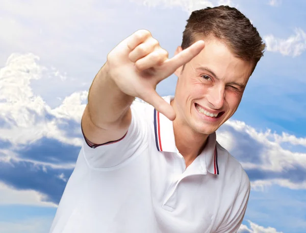 Portret van een knappe jongeman gebaren — Stockfoto