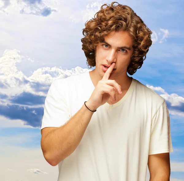 Egy ember, ujját szája portréja — Stock Fotó