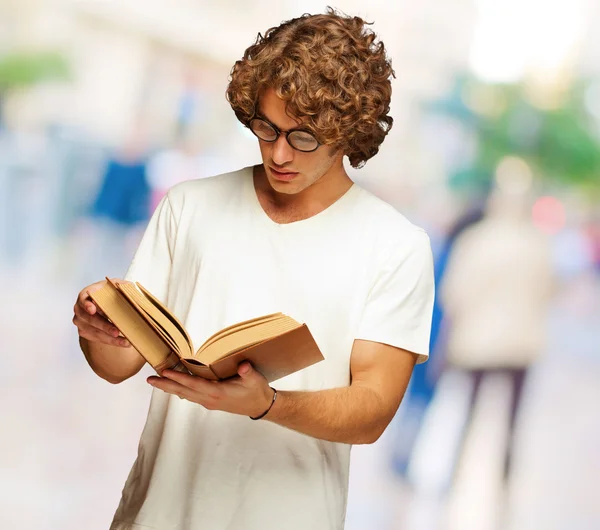 Porträt eines Mannes, der ein Buch liest — Stockfoto