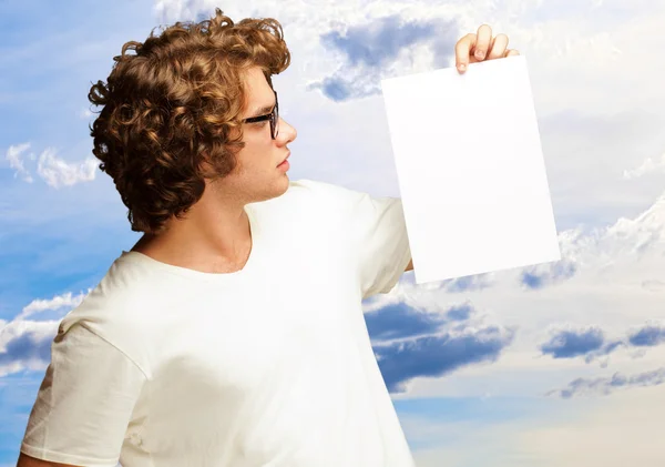 Πορτρέτο του ανθρώπου που κρατώντας ένα λευκό χαρτί — Φωτογραφία Αρχείου