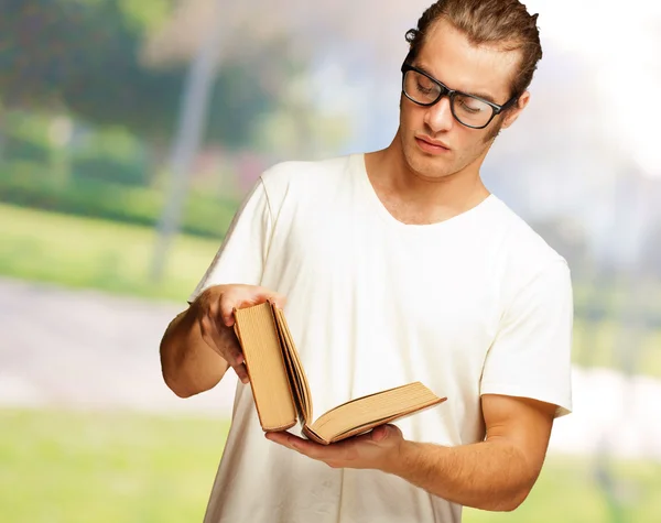 Man Looking At Book — Stock Photo, Image
