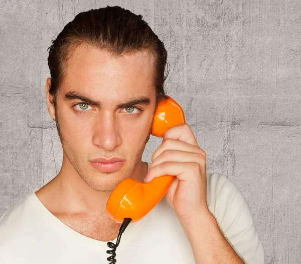 Портрет человека, разговаривающего по телефону — стоковое фото