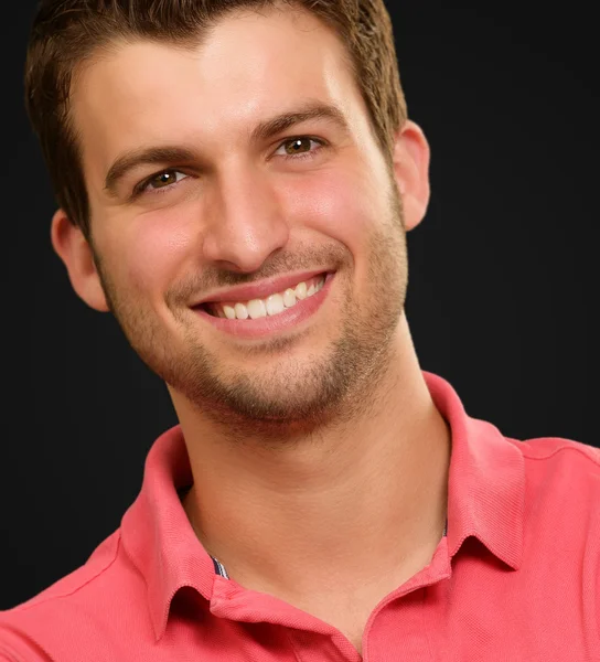 Portrét mladého muže usmívajícího se — Stock fotografie