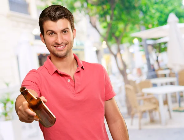 Junger Mann mit einem Bier in der Hand — Stockfoto