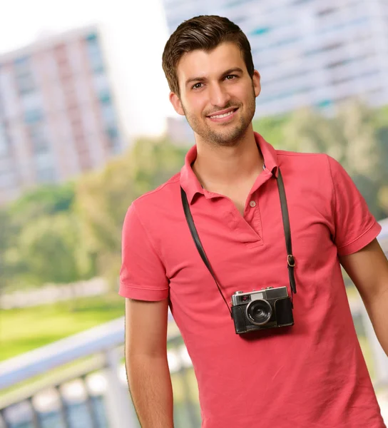 Ritratto di un uomo che indossa una macchina fotografica — Foto Stock