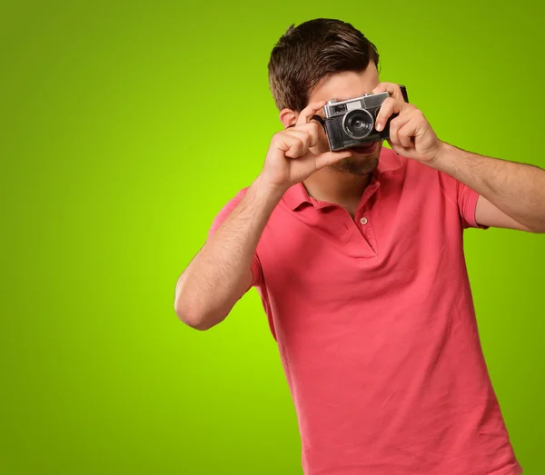 Retrato de um homem tirando foto — Fotografia de Stock