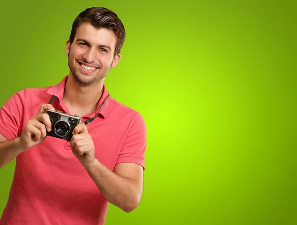 Portrét muže drží fotoaparát — Stock fotografie