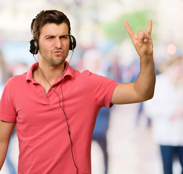 Homem jovem usando fones de ouvido — Fotografia de Stock