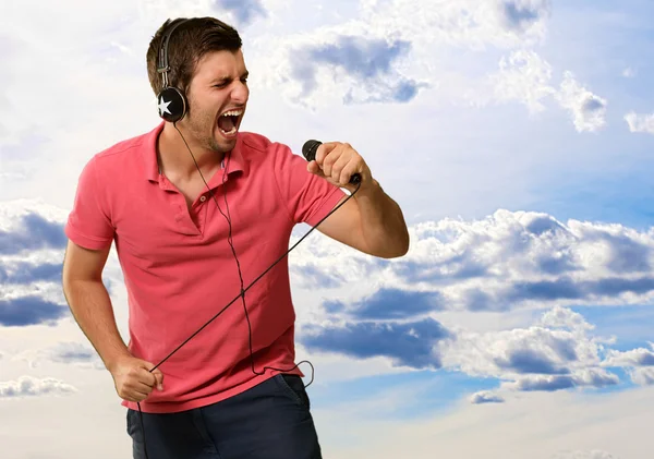 Retrato de um homem cantando — Fotografia de Stock