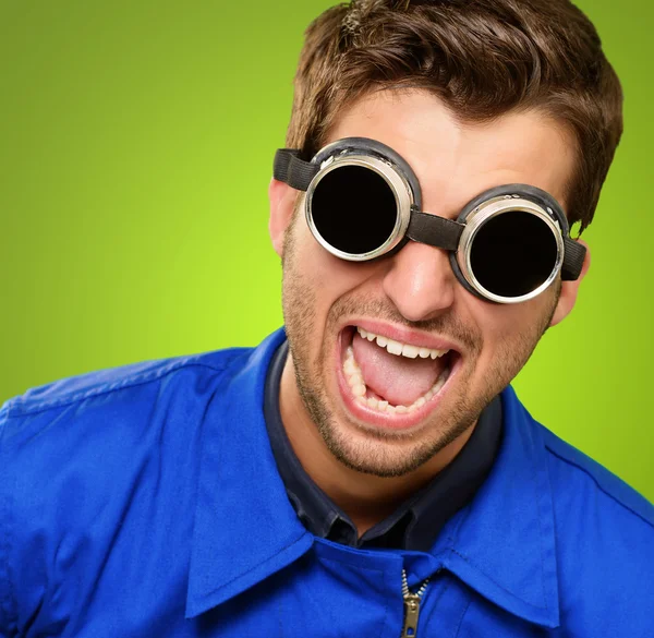 Porträtt av en ingenjör som bär goggle — Stockfoto