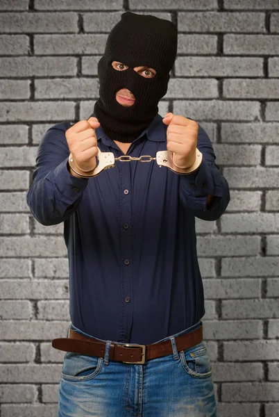 Kızgın suç adam kelepçeli kilitli — Stok fotoğraf