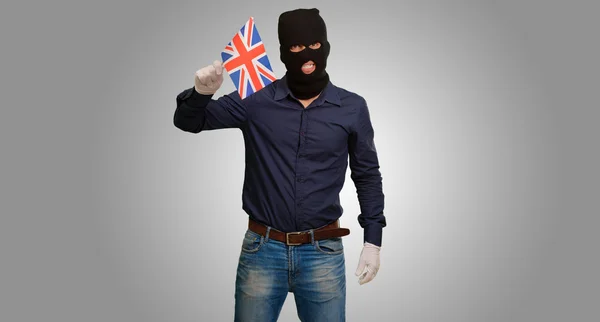 Portrét muže s maskou drží vlajky — Stock fotografie