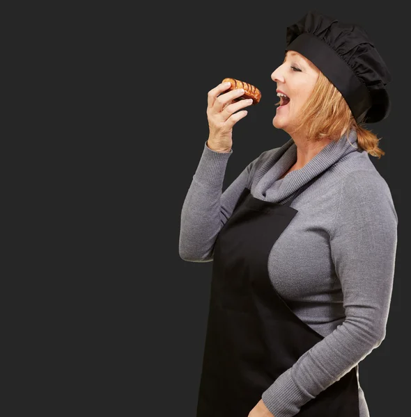 Retrato de uma mulher tendo donut — Fotografia de Stock