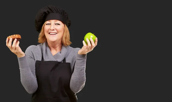 Retrato de uma mulher segurando frutas — Fotografia de Stock