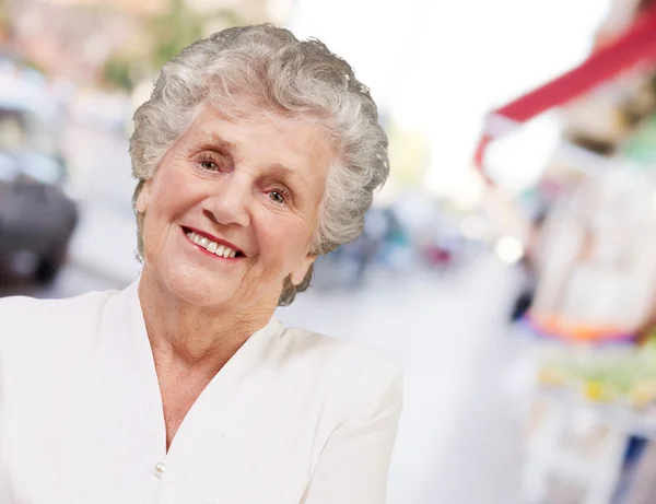 Porträtt av en bedårande senior kvinna som står på gatan — Stockfoto