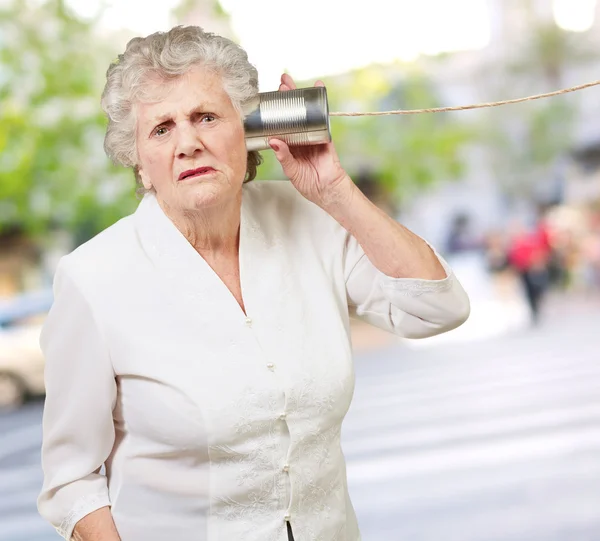 Porträt einer Seniorin, die mit Blech hört — Stockfoto