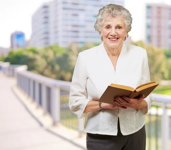 Närbild av en kvinna medan du håller boken — Stockfoto