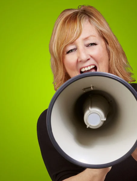 Vrouw schreeuwen op een megafoon — Stockfoto