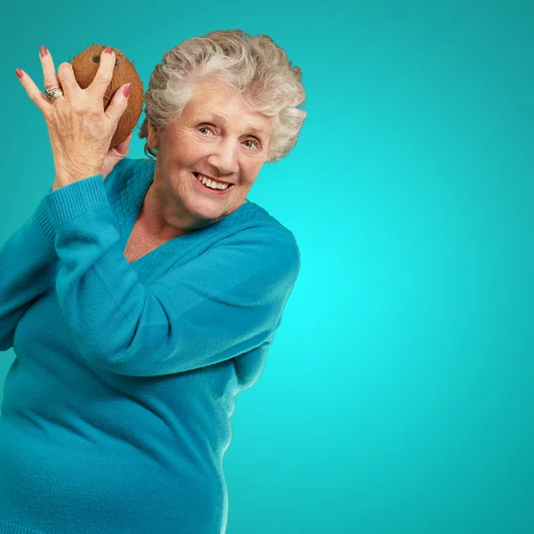 Старшая счастливая женщина держит кокос — стоковое фото