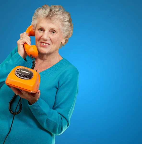 Ώριμη γυναίκα, μιλώντας στο τηλέφωνο — Φωτογραφία Αρχείου