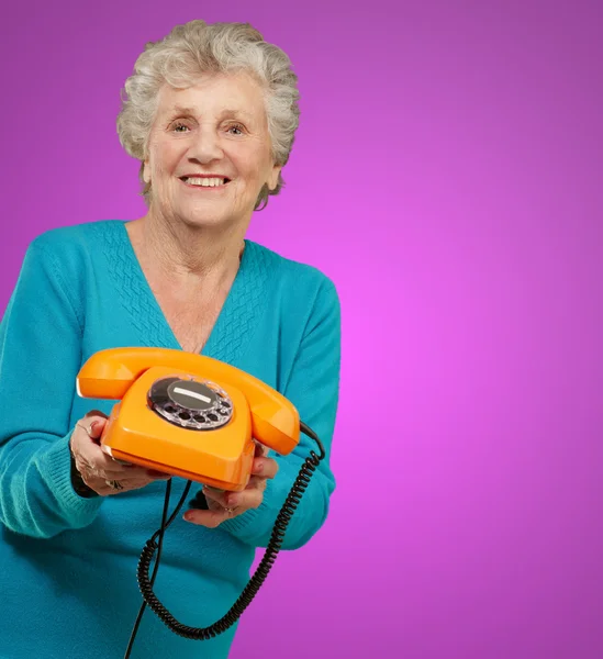 Ώριμη ευτυχισμένη γυναίκα που κρατά το τηλέφωνο — Φωτογραφία Αρχείου