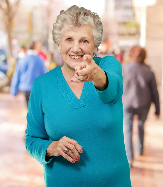 Porträtt av kvinna som pekar fingret — Stockfoto