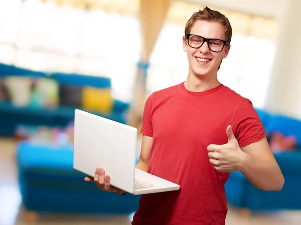 Man holding laptop with thumbs up — Stock Photo, Image